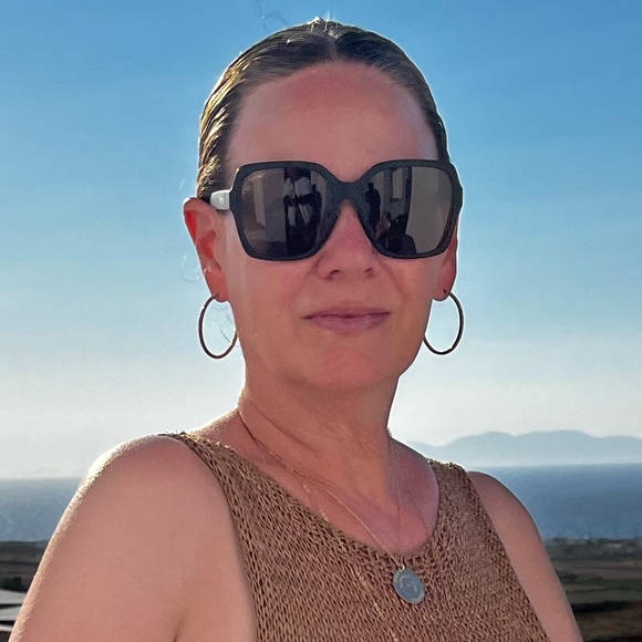 Meet your Posher, Claudia - Picture 1 of 1